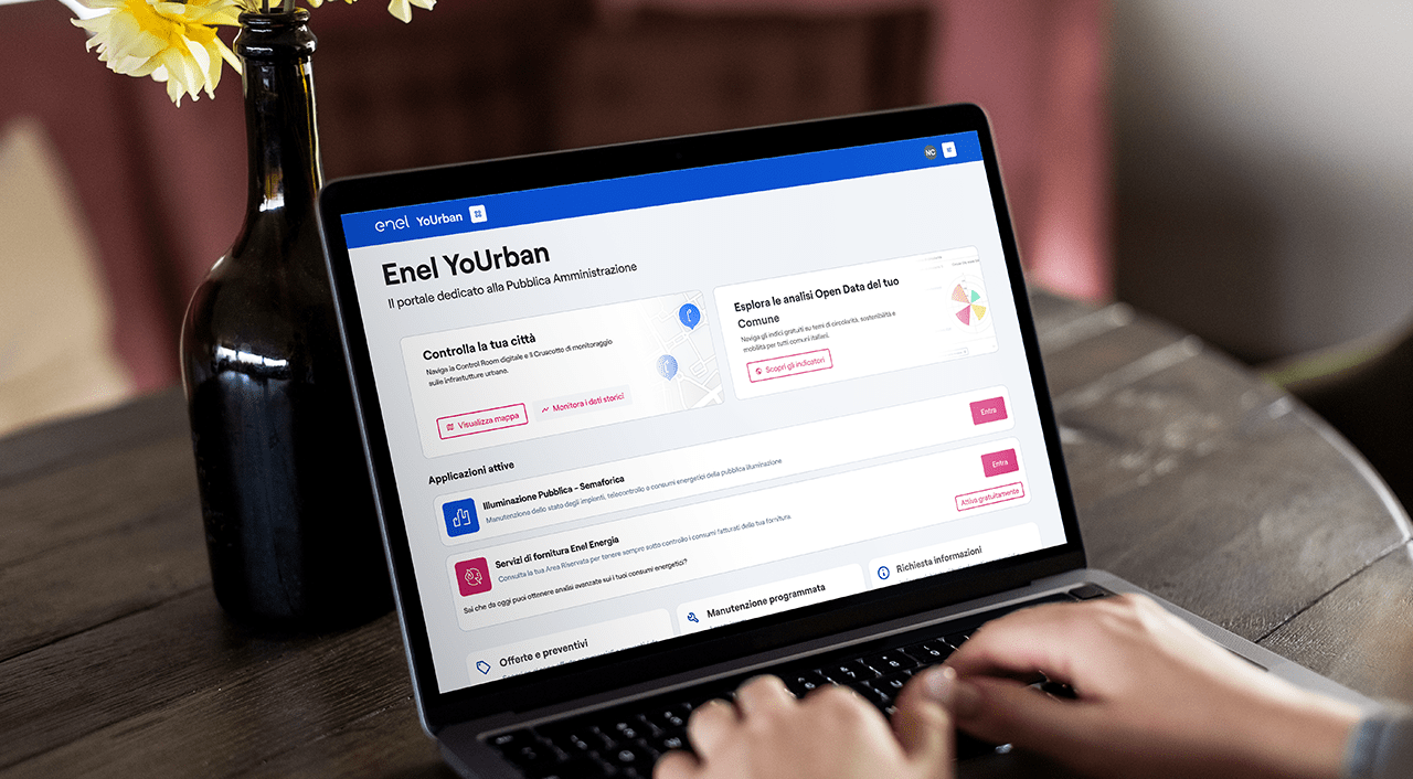 Persona che visita il portale di Enel X YoUrban